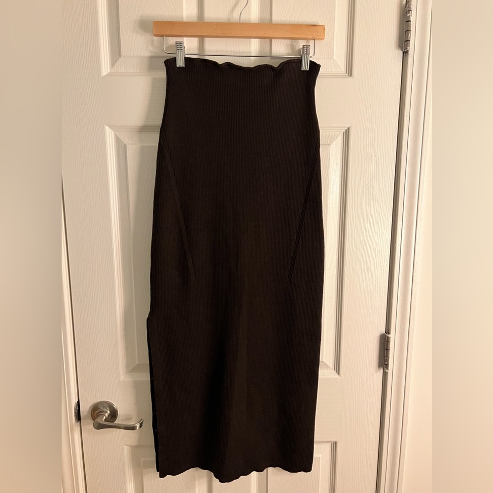 Ribbed maxi skirt with slit